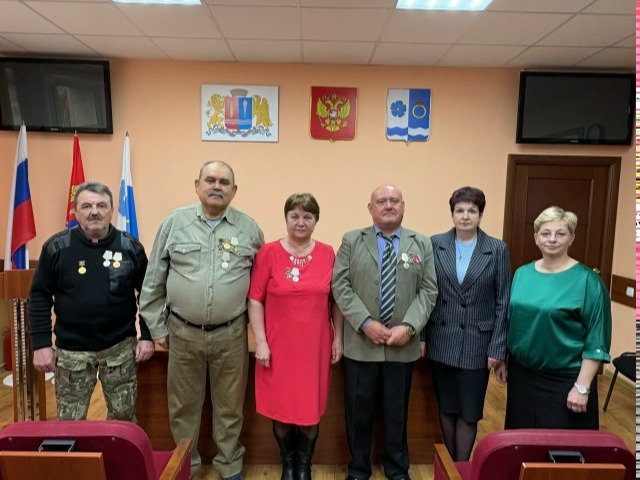 Вручение памятных медалей ликвидаторам последствий аварии на Чернобыльской АЭС.