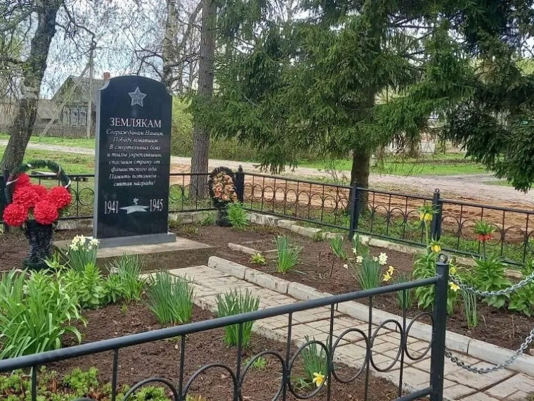 В Приволжском муниципальном районе проходит благоустройство воинских мемориалов, братских захоронений и обелисков..