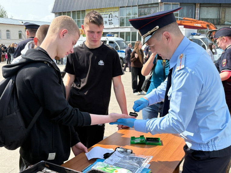 Сегодня на городской площади Приволжска состоялось увлекательное профориентационное и патриотическое мероприятие «Один день с полицией»..